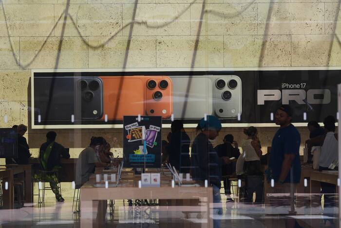Inflation Eased Slightly Last Month as Consumer Spending Rose