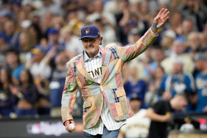 Yount and Brewers honour late broadcaster Uecker at World Series