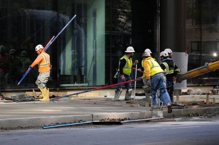 US jobless claims fall to lowest level since July