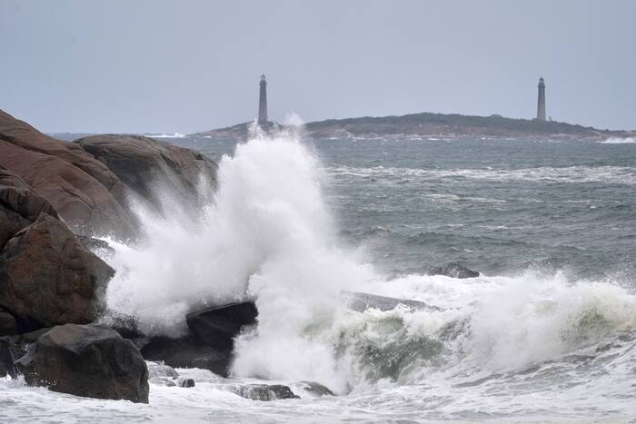 Roads flood in New Jersey, inundate some homes, as major signs of nor'easter take shape