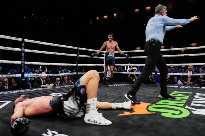 Fundora stops Hadribeaj in final second, retains title
