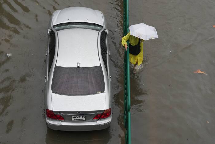 Heavy Rain and Flooding Disrupt Bangkok Traffic, Prompt Evacuations