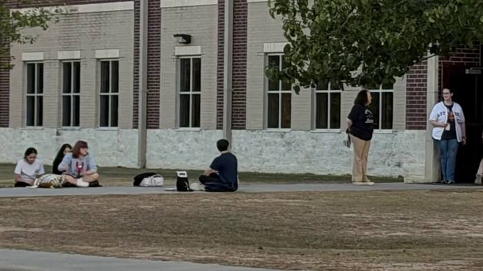 Magnolia West High School cierra el campus después de la pérdida de agua, las temperaturas en las aulas aumentan