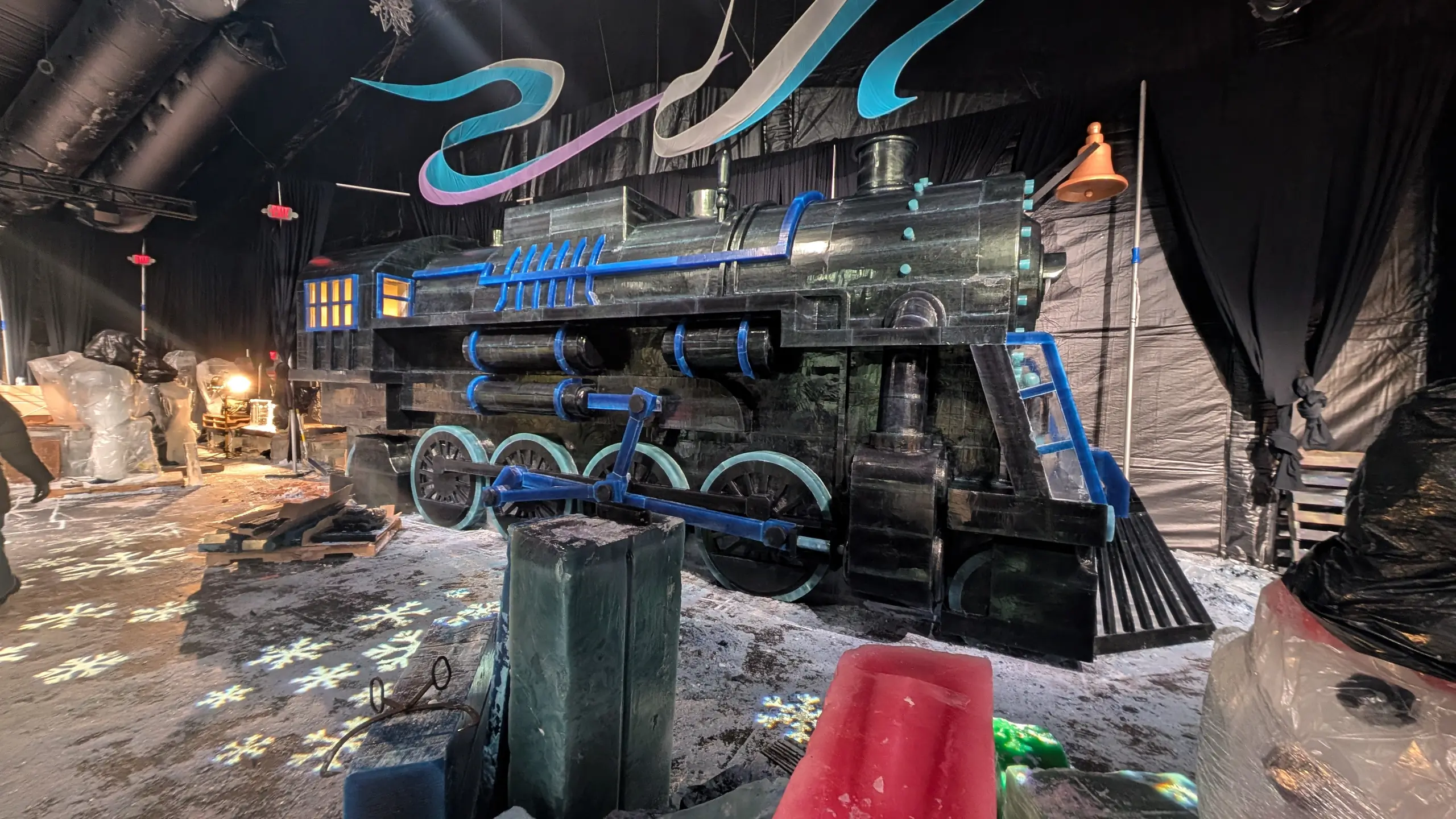 Master Carvers Begin Polar Express ICE! Sculptures at Gaylord Palms