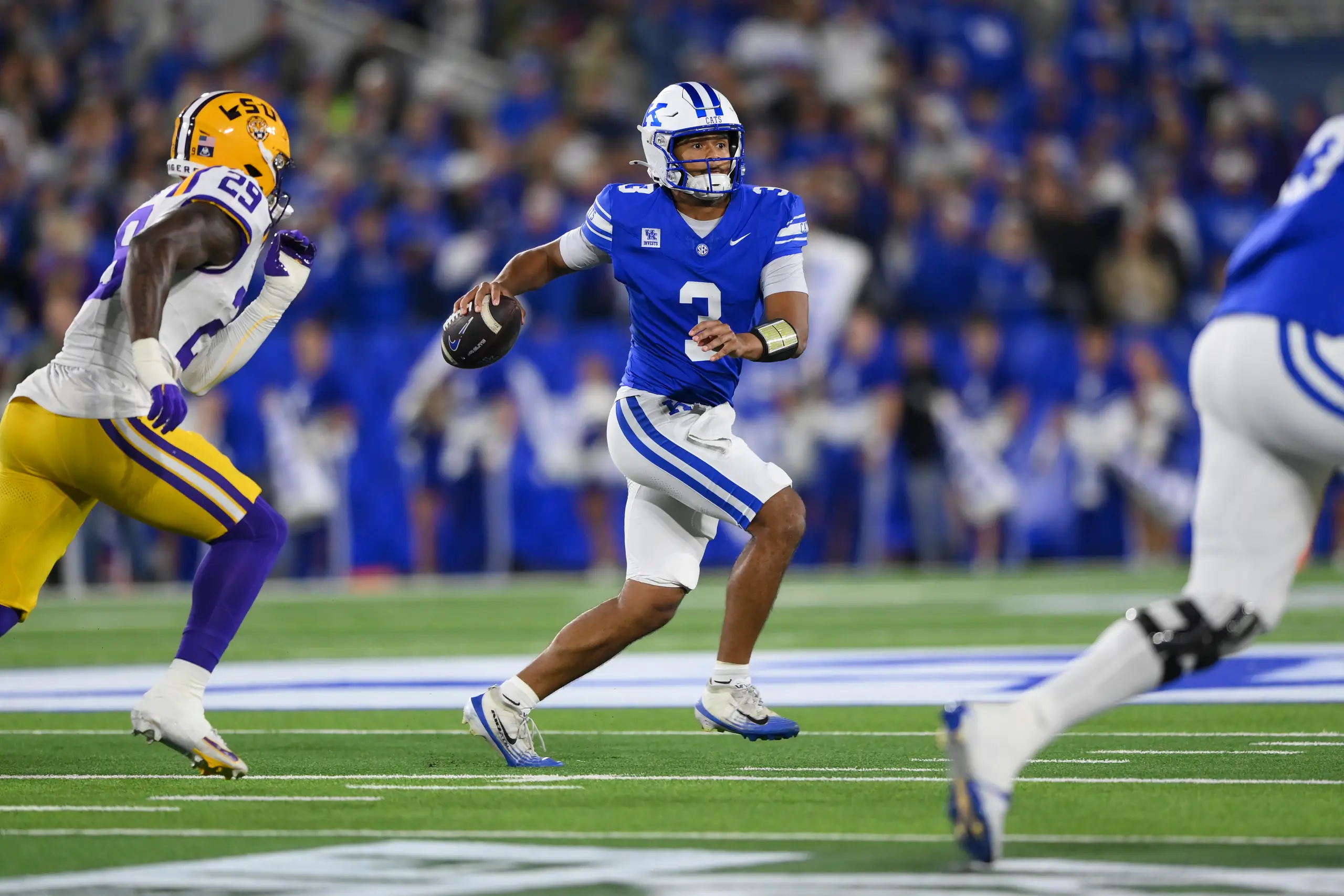 Kentucky QB Minchey scores 2-point conversion in overtime to beat No. 10 LSU 35-34