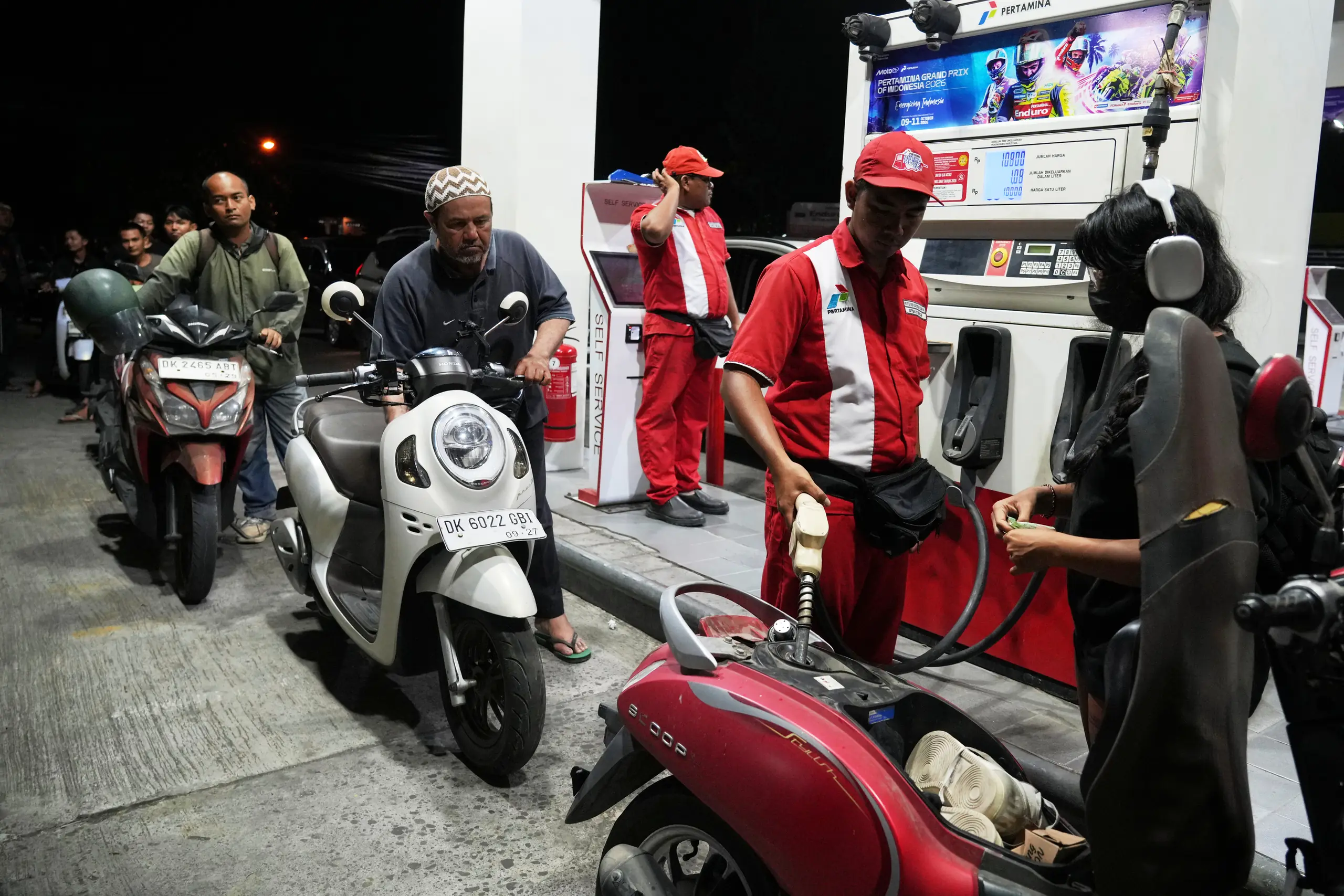 Fuel crisis hits Indonesia's Bali, triggers long lines in gas stations ...