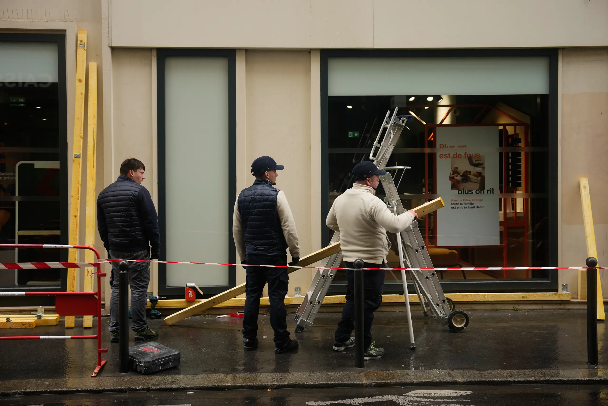 Louvre and other museums closing for Saturday protests as French ...