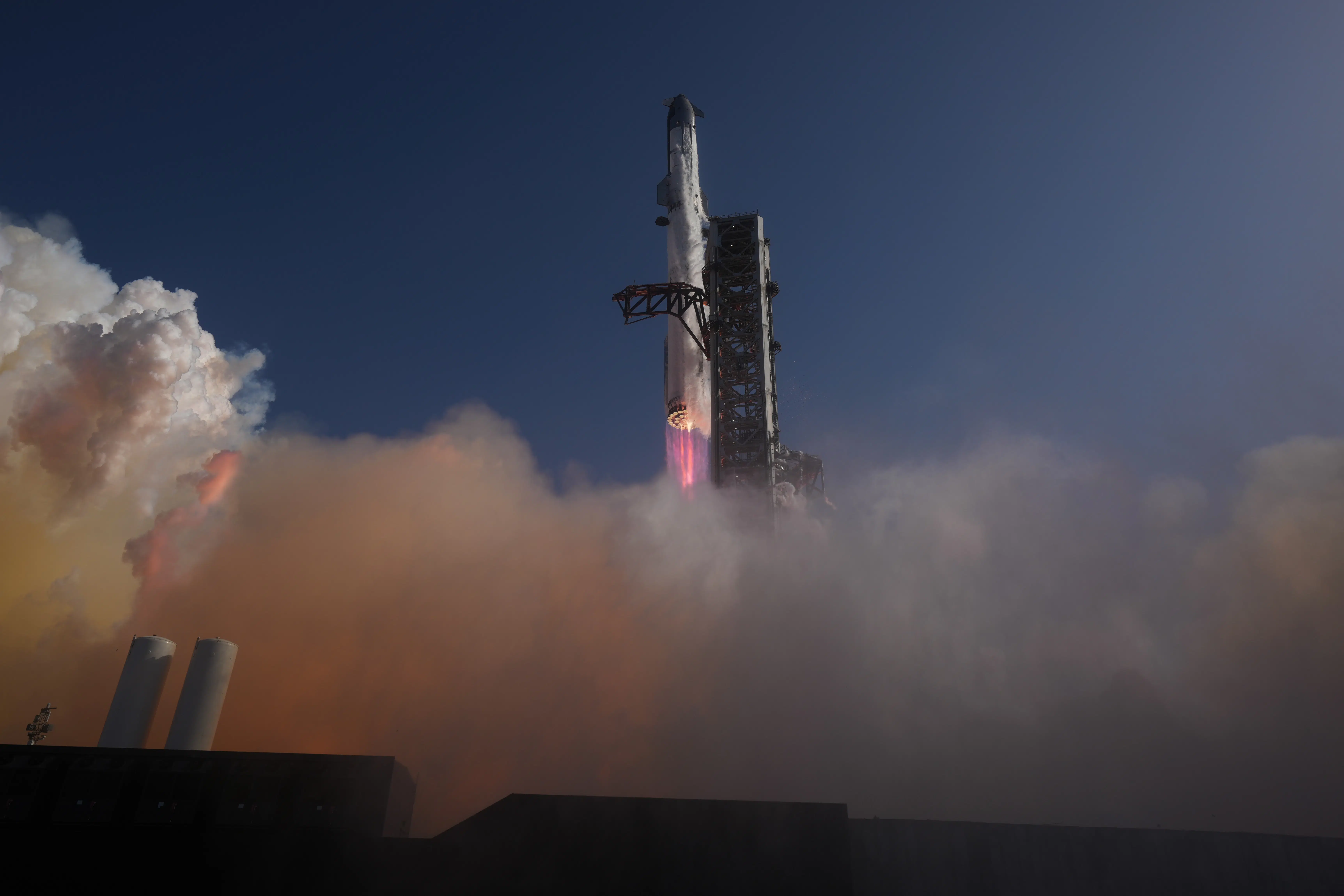 Judge won't block Trump administration from giving SpaceX acres of ...