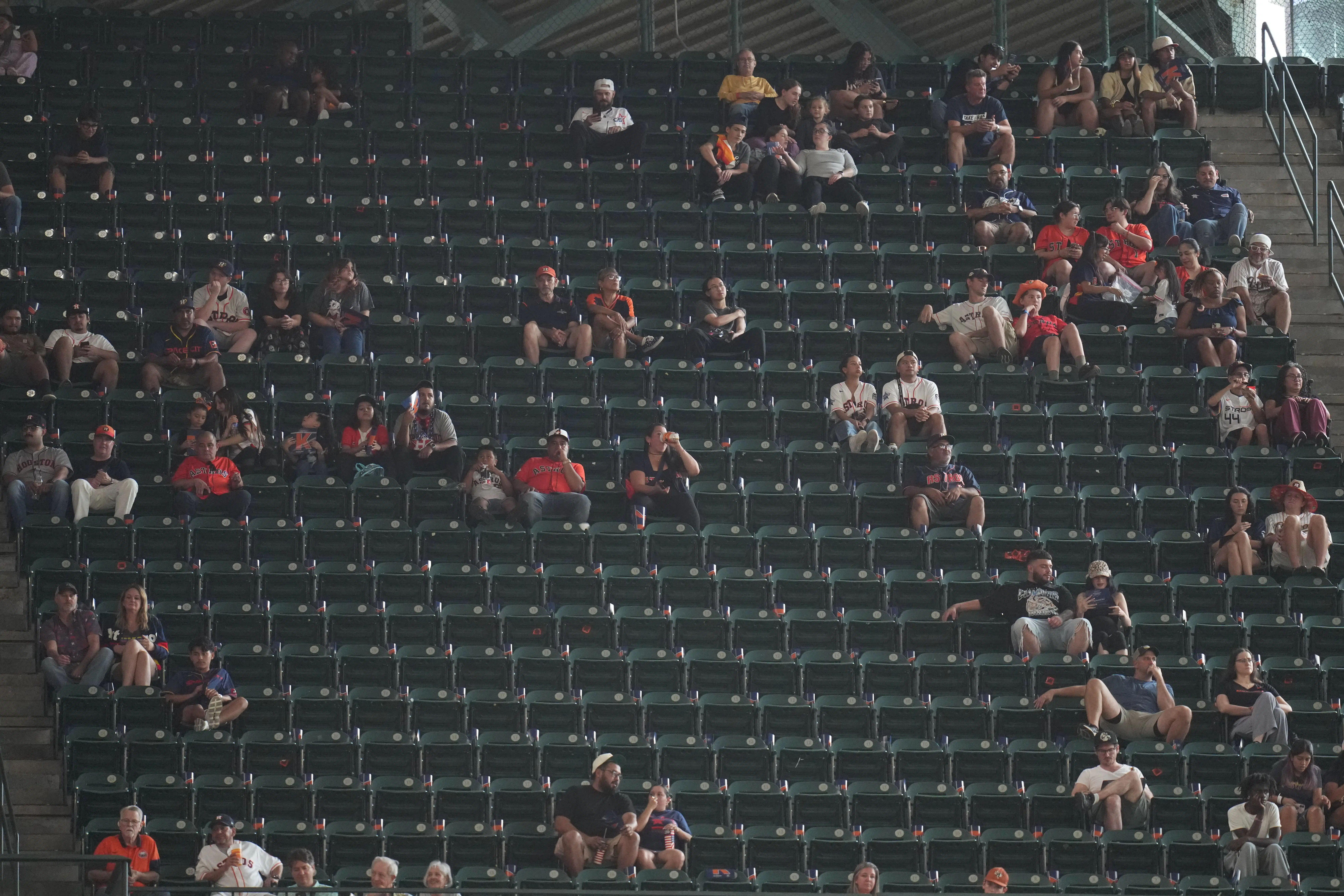 Sparse crowd, empty seats greet .500 Astros for wild-card opener vs White Sox