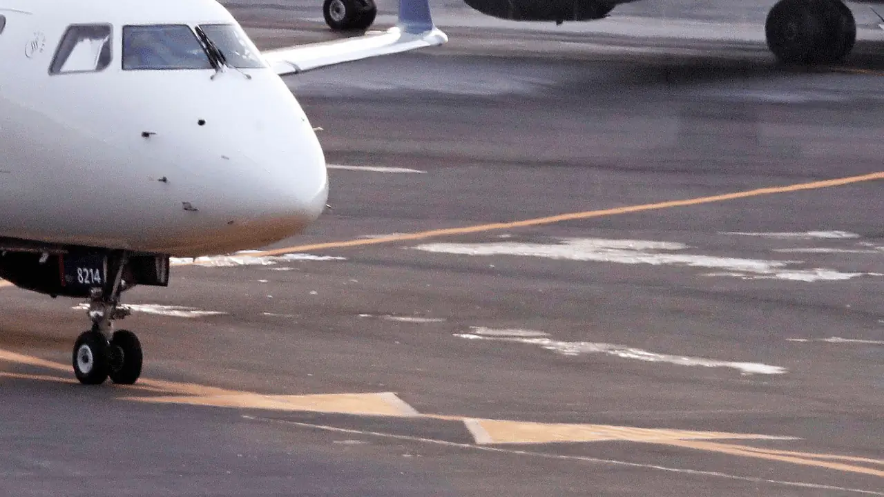 Embryer Front Flight makes emergency return to Houston after windshield shatters