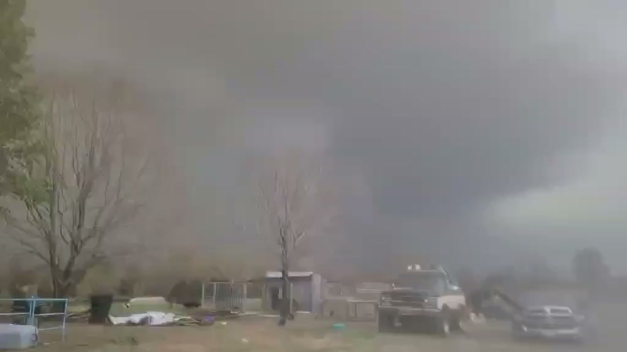Video my brother sent me from his place in Doniphan Missouri yesterday. 
I was concerned because my Click2Houston Weather App gave me a message and I sent a shout out to Daniel Parker.  He sent me a video shortly after  - his wife and children are safe #DoniphanMissouri
#Click2HoustonPins 